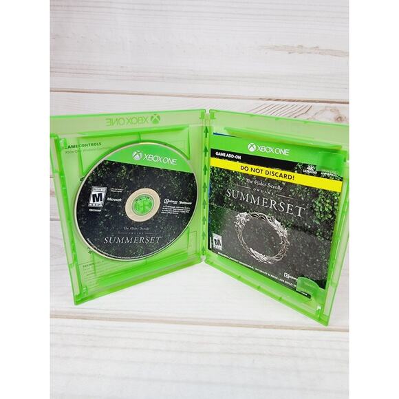 The Walking Dead: Season Two & The Elder Scrolls Summerset (Microsoft Xbox One) - Picture 4 of 13